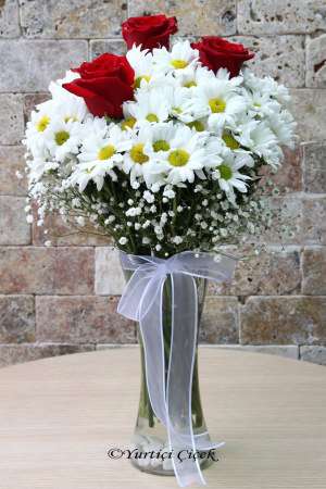 Daisy and 3 Red Roses